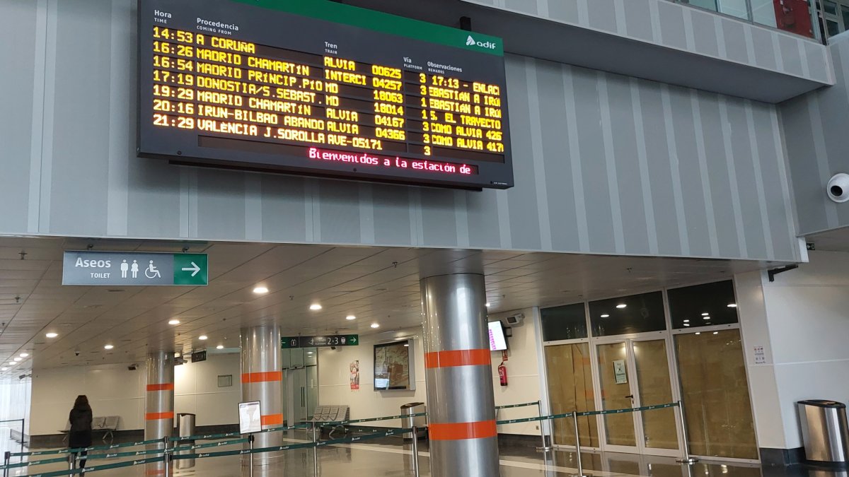 El panel informativo indica que el tren llegaría a las 17:33h, tras tres retrasos sucesivos.