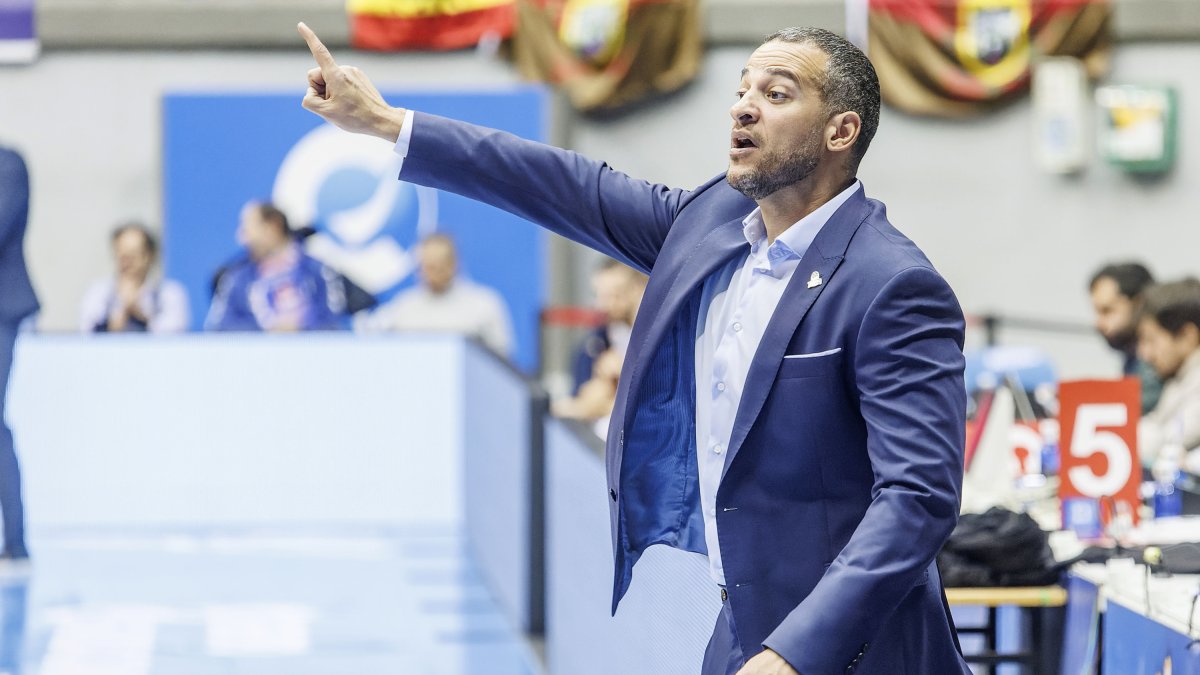 Savignai da instrucciones desde la banda en el último partido en el Coliseum, ante Menorca.