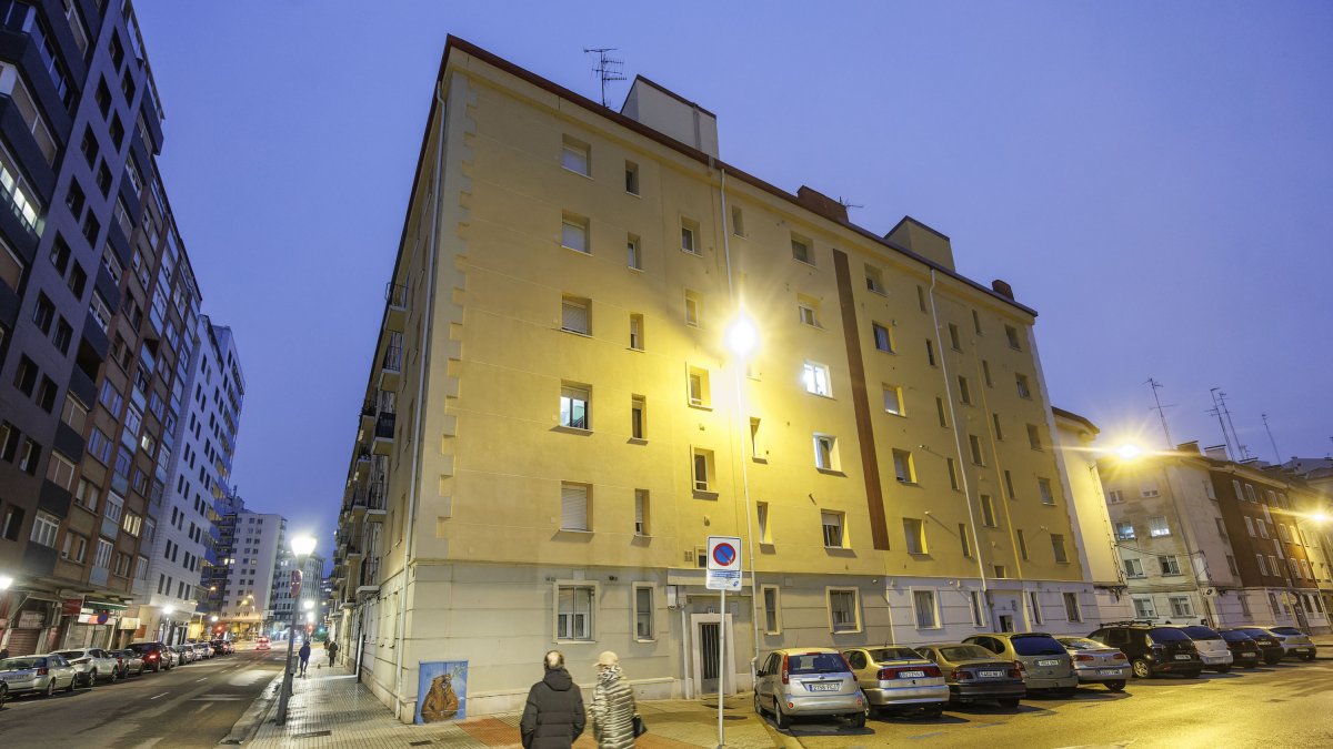 El fuego se inició pasadas las 15 horas en la calle de Alfonso X el Sabio.