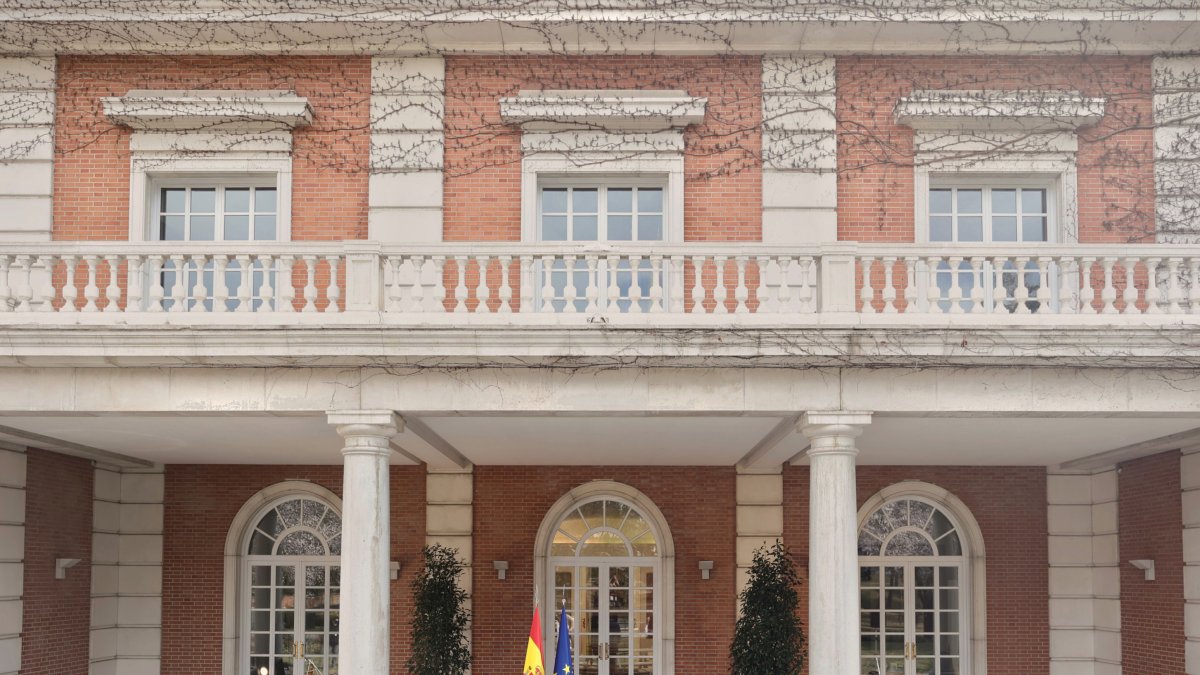 Archivo - El presidente del Gobierno, Pedro Sánchez, realiza una declaración institucional desde el Palacio de La Moncloa, a 24 de febrero de 2022, en Madrid (España).