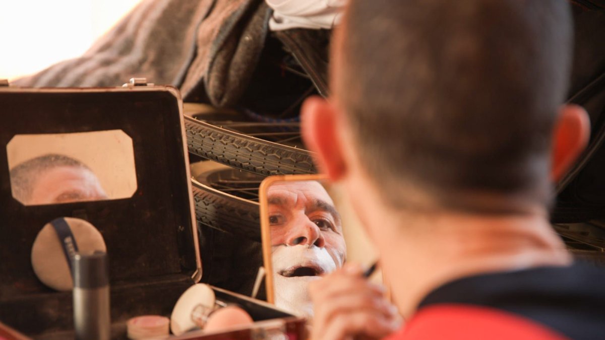 Quique Méndez transformándose en Jean Philippe Kikolas.