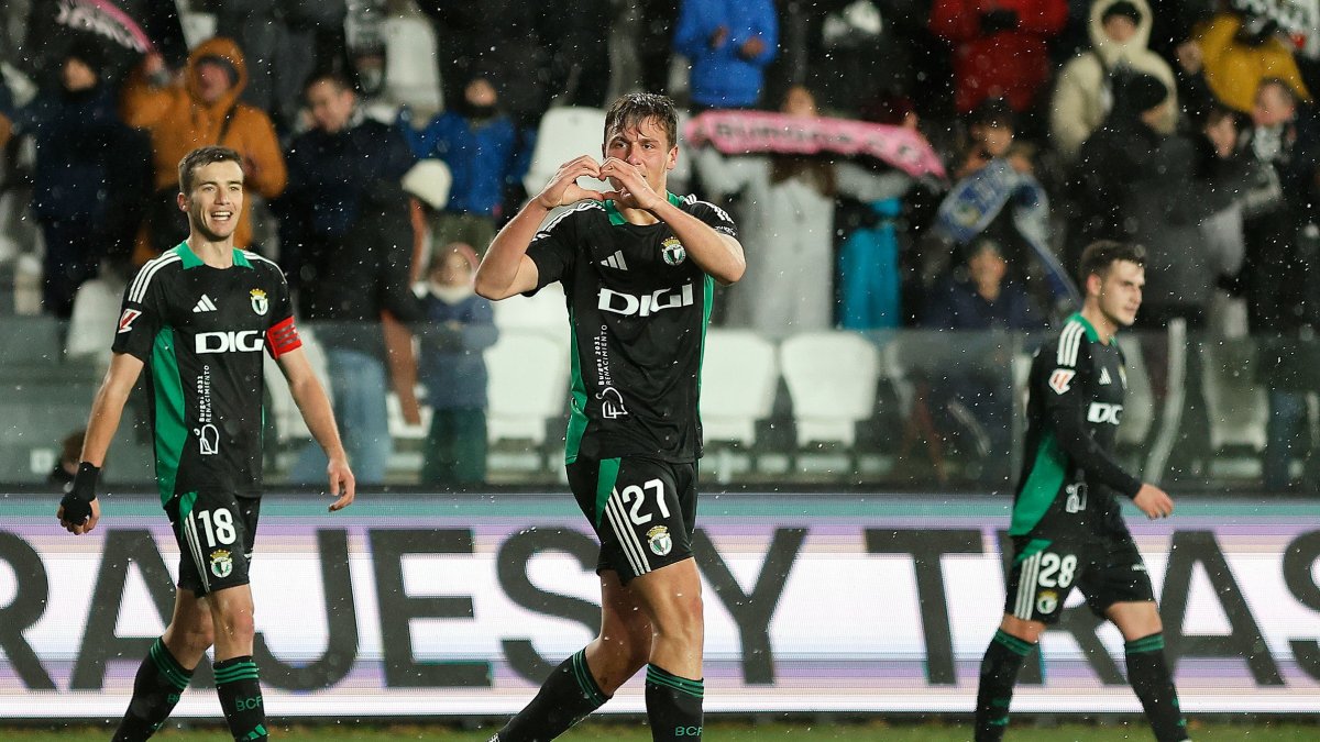 David López celebra el gol con un gesto de cariño.