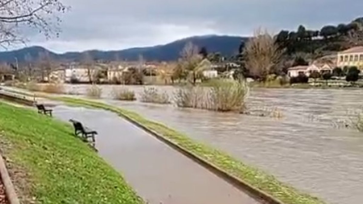 El río Ebro durante una crecida.