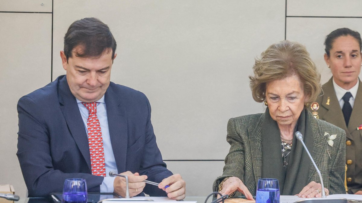 Alfonso Fernández Mañueco y la reina Sofía, durante la reunión del patronato de la Fundación Atapuerca.