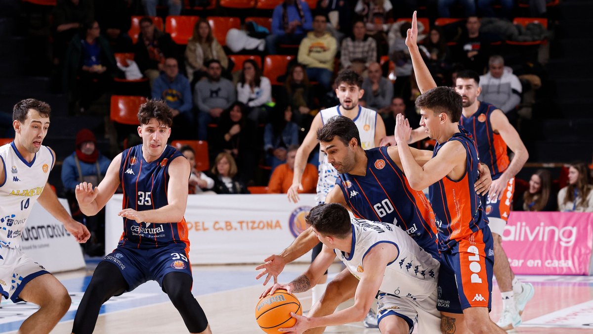 Imagen del partido entre Grupo Ureta Tizona Burgos y Oviedo.