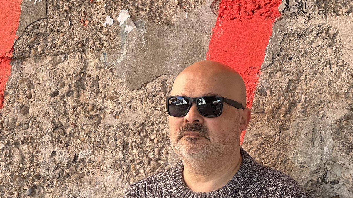 El escritor vallisoletano Alejandro Cuevas presenta en Burgos la novela ‘Literatura barata’.