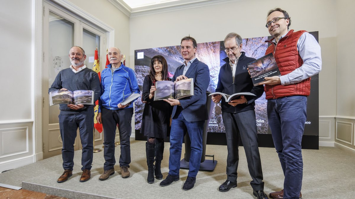 Representantes del grupo espeleológico Edelweiss posan con la nueva publicación junto con el presidente de la Diputación, Borja Suárez, y la portavoz provincial, Inmaculada Sierra.