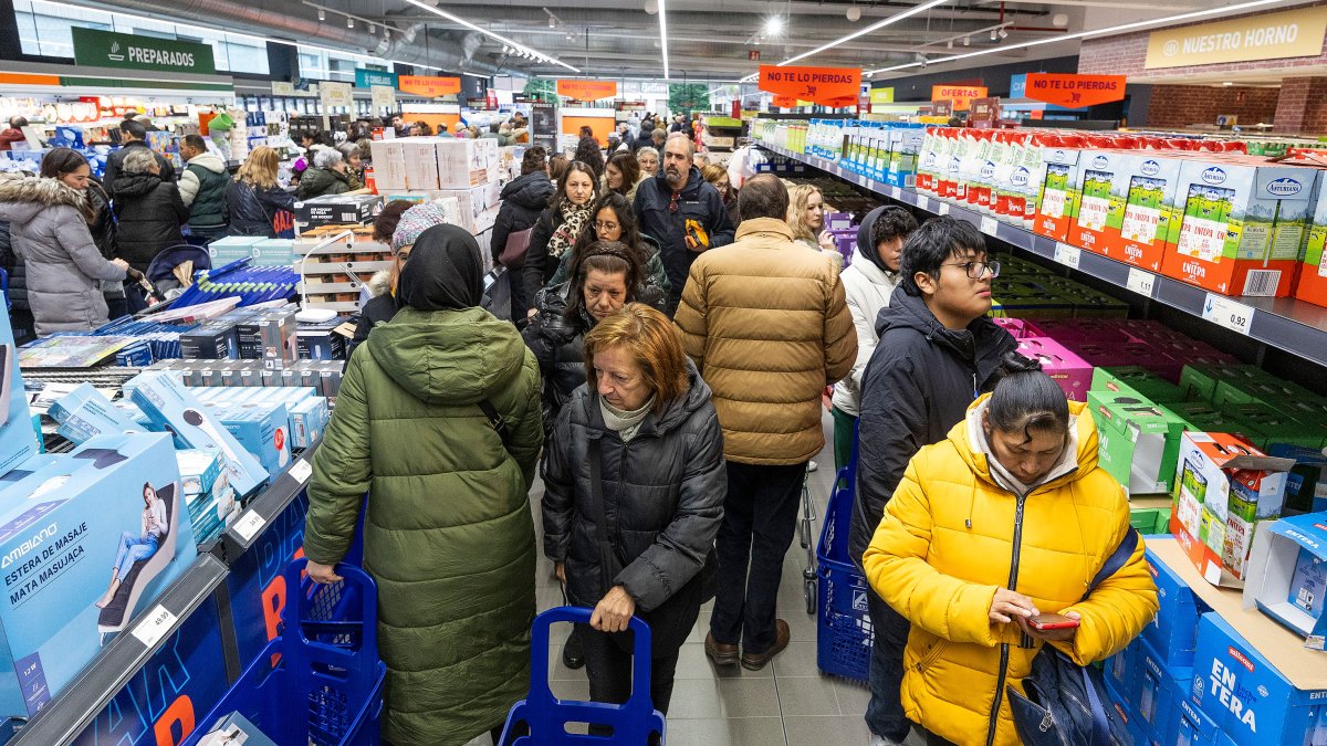 ALDI desembarca en Burgos pasillos abarrotados y hasta cola en la apertura a primera hora de la mañana.
