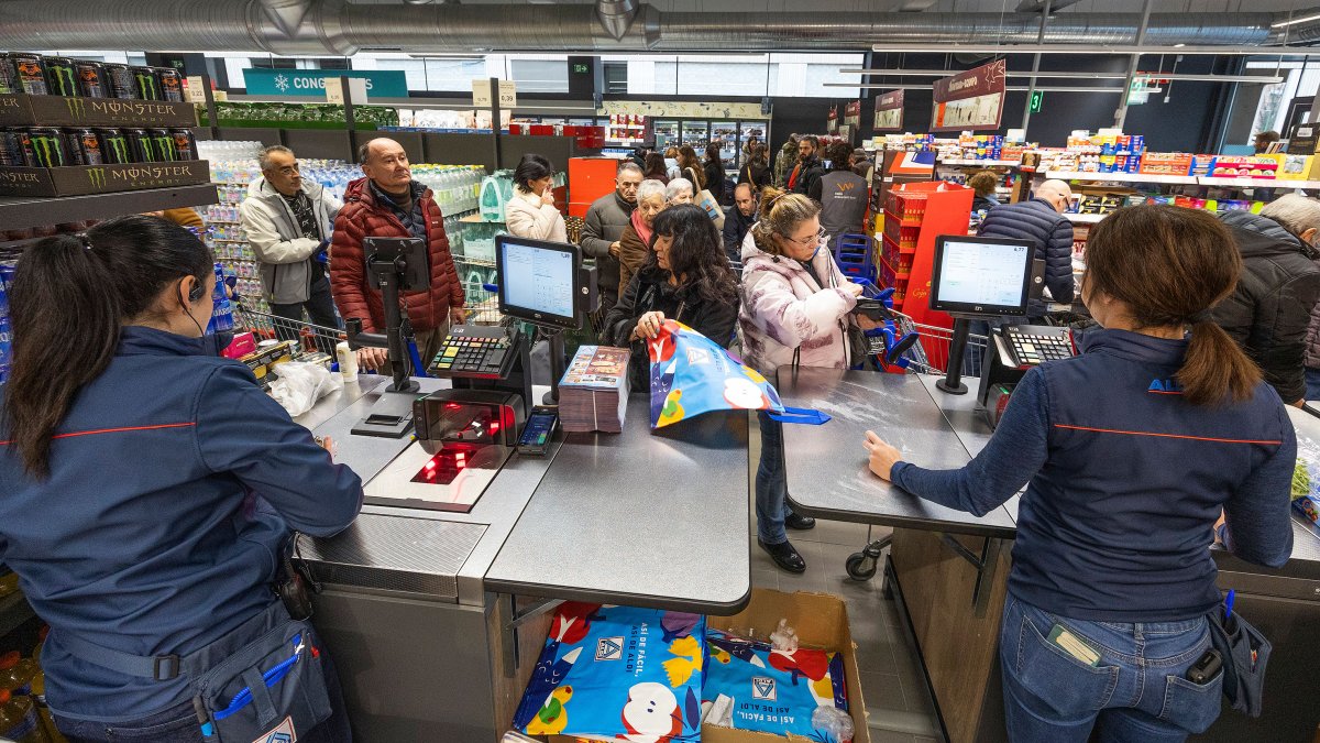 Imagen de una de las cajas una hora después de la apertura de ALDI en Burgos.