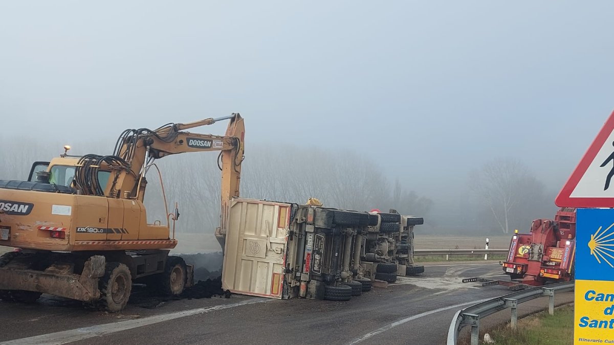 Retirada del camión volcado en la N-120 cerca de Tardajos.