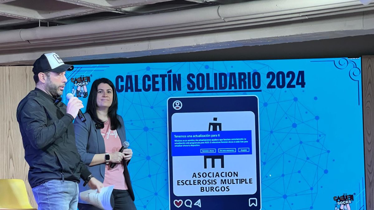 Verónica Sarabia, de Afaem, y Rafael Rodríguez, de la empresa burgalesa Cagüen Socks.