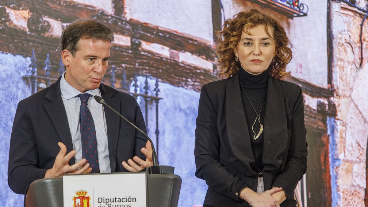 El presidente de la Diputación, Borja Suárez, y la directora general de Vivienda de la Junta de Castilla y León, María Pardo.