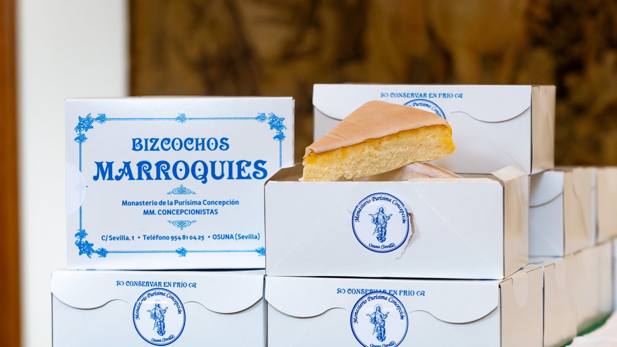 Bizcochos marroquíes a disposición de los devotos de los dulces monacales, en el mercadillo que alberga el cenobio de San Pedro de Cardeña.