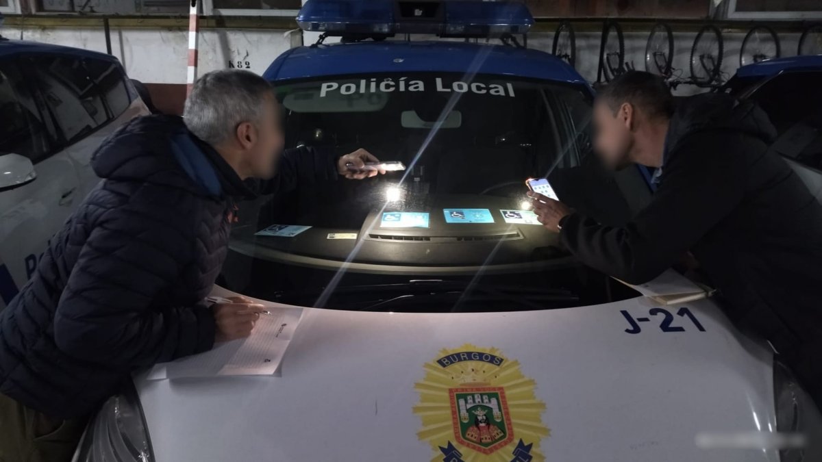 Un momento del curso en el que dos agentes examinan bajo la luz de la linterna la validez de las tarjetas de movilidad reducida.