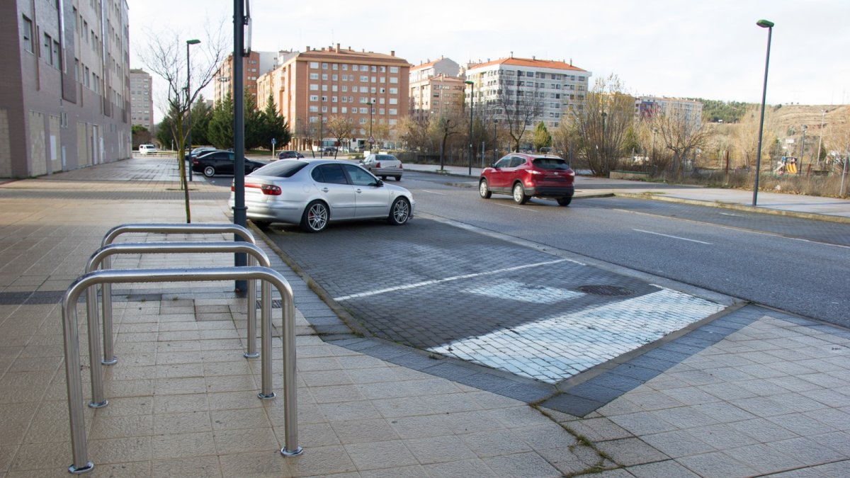 Los aparcabicis interfieren con el acceso a la acera en una plaza pintada en la calle Lucanor, en una zona de reciente urbanización.