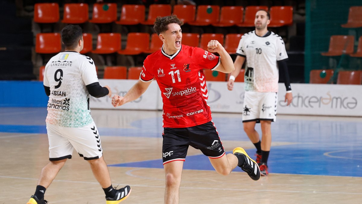 Pablo Gómez celebra un gol ante Lanzarote.