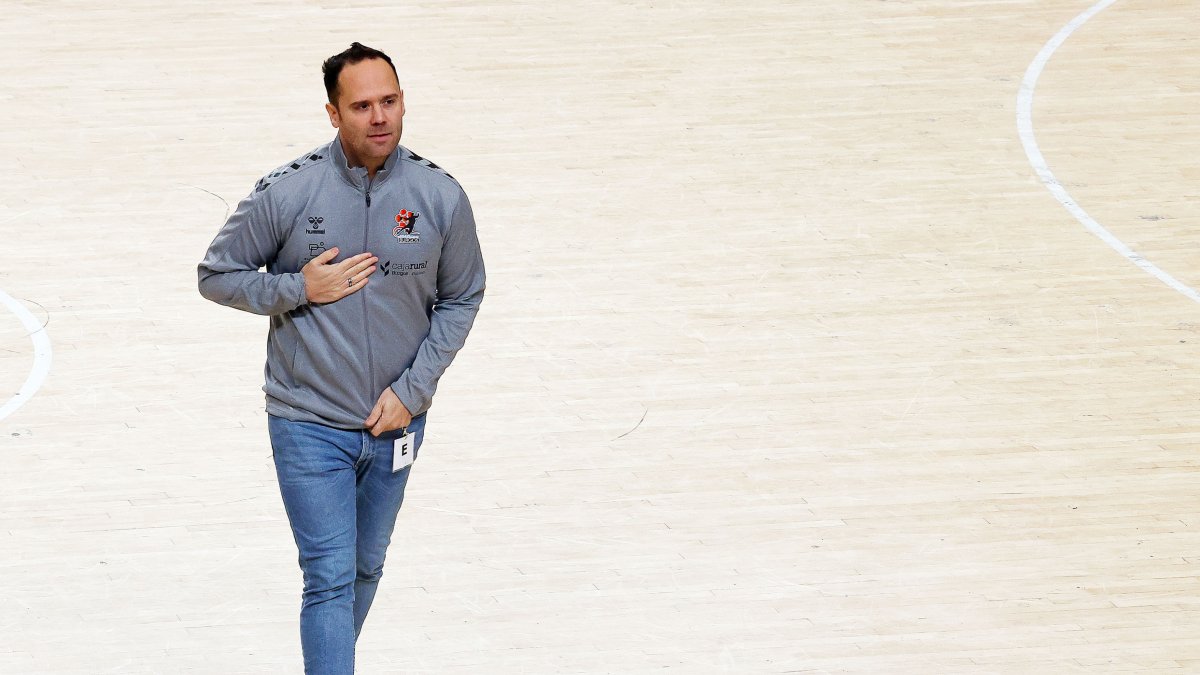 Imagen del entrenador del UBU San Pablo Burgos, Roi Sánchez.