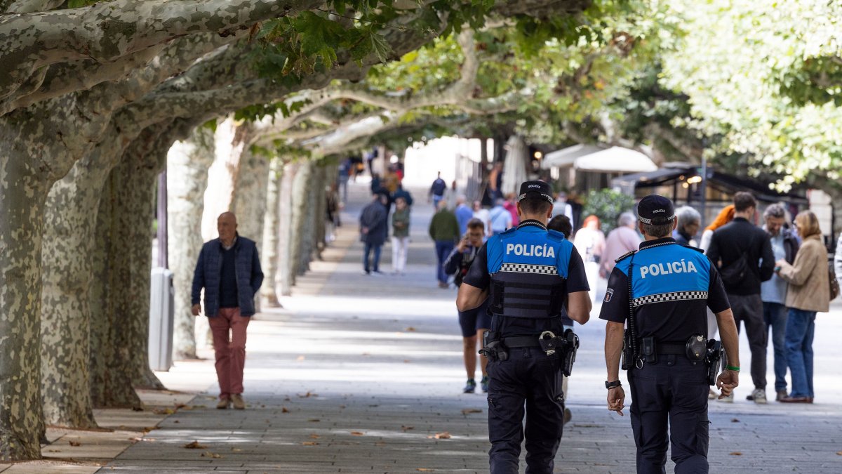 Dos agentes de la Policía Local, en el paseo del Espolón.