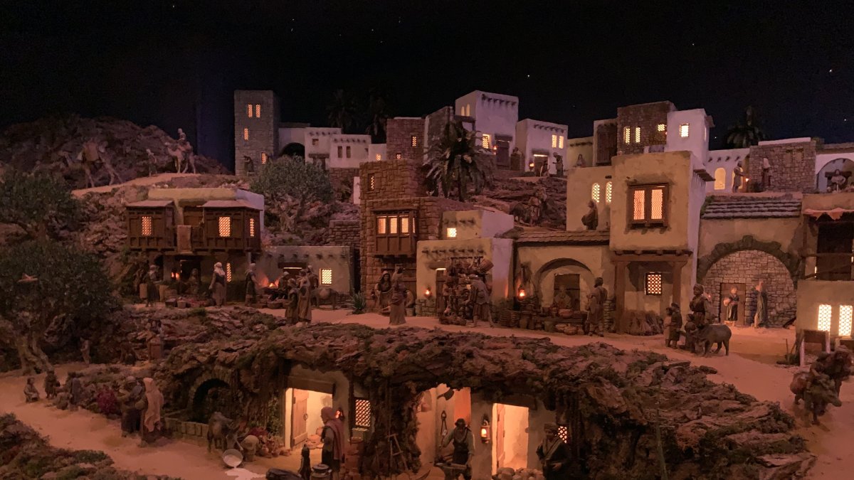 El Belén incorpora efectos visuales y sonoros que permiten ver los escenarios simulando la luz del día y la noche.