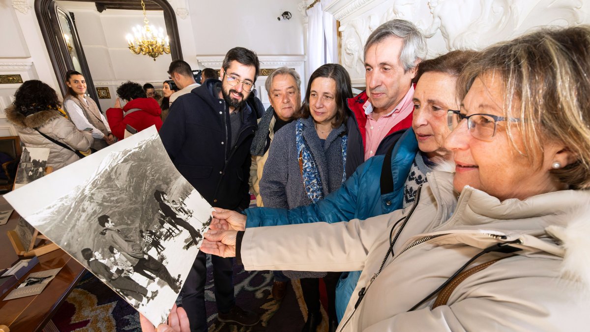 Los hijos de José María Lozano del Moral contemplando una de sus fotografías.