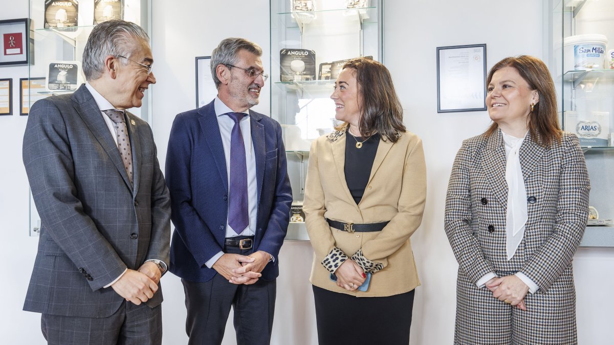 En el centro de la imagen, Javier Roza, director general de Mantequerías Arias, y la consejera de Agricultura, María González.