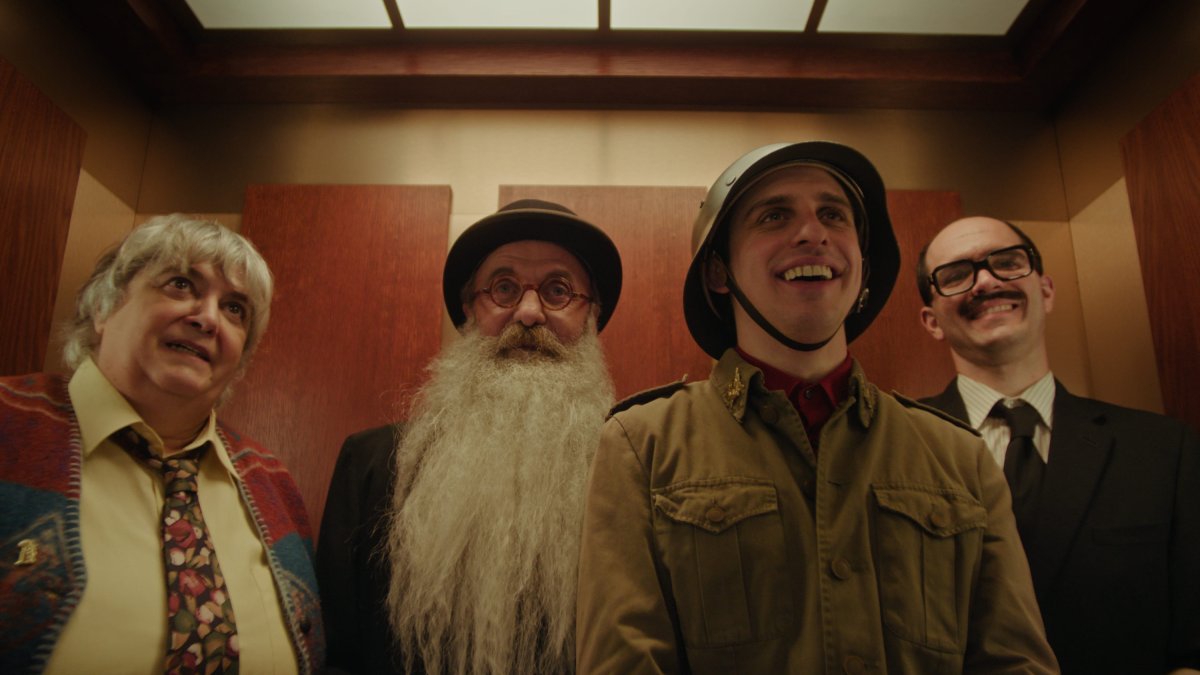 Gloria Fuertes, Valle Inclán, Gila y José Luis Vázquez están a punto de regresar por un día al planeta Tierra, en un fotograma del anuncio de Campofrío.