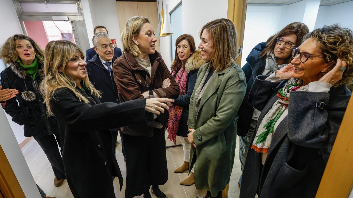 Isabel Blanco inaugura la sede de 'Atiendo'