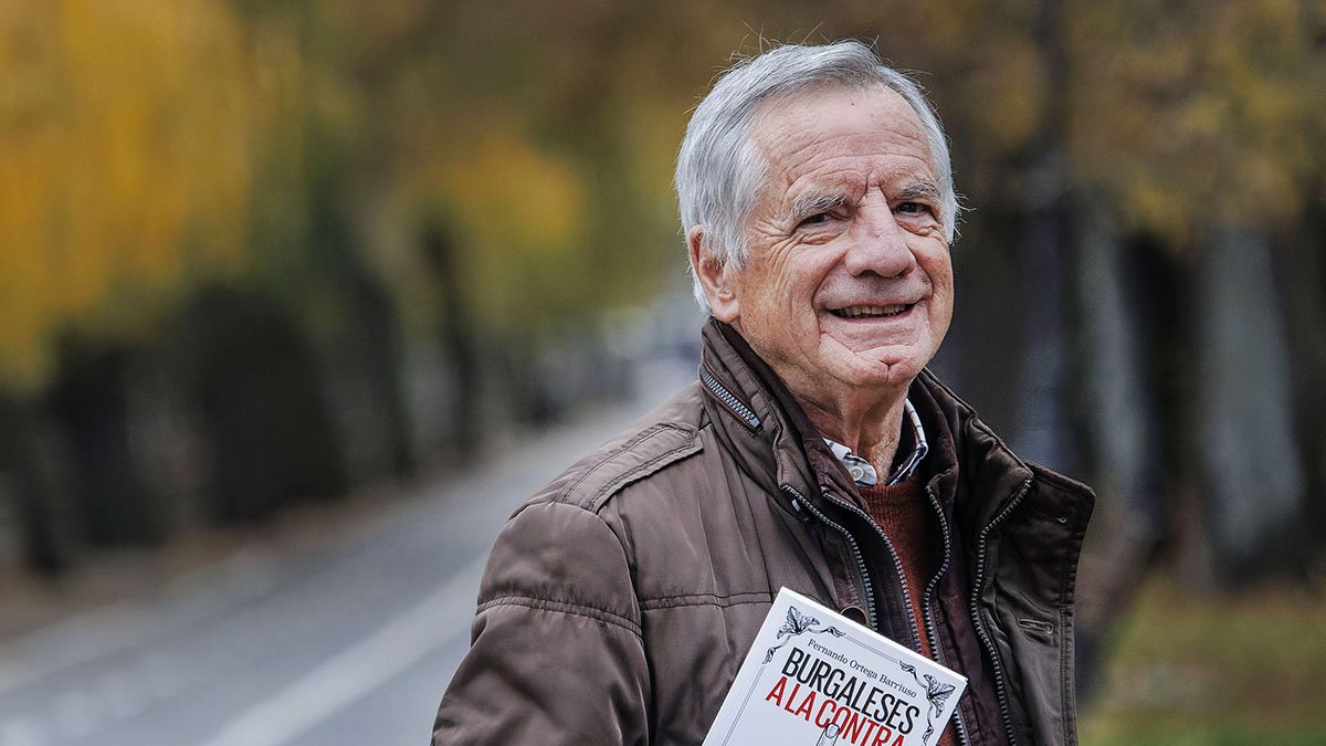 El escritor Fernando Ortega Barriuso, con un ejemplar de su última obra.