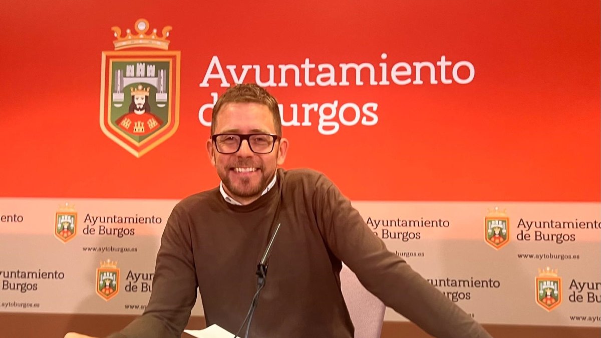 Josué Temiño, viceportavoz socialista, durante una rueda de prensa en el Ayuntamiento de Burgos.
