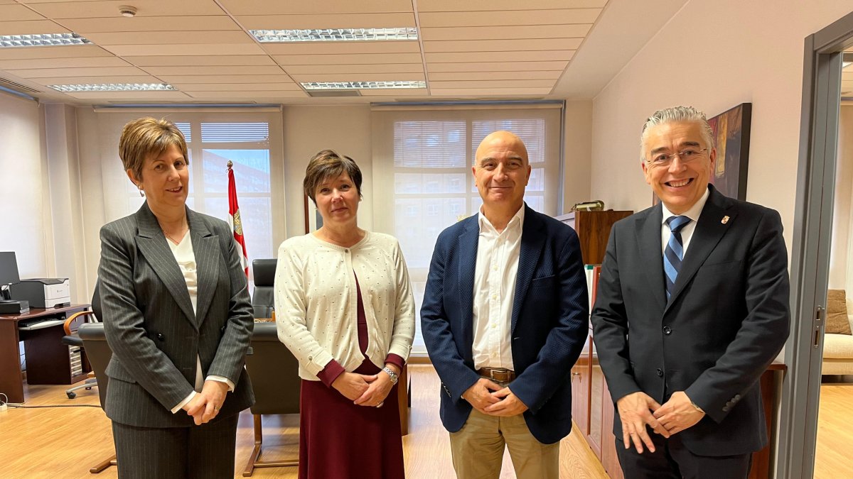Presentación de Juan Martín Antón como nuevo jefe de la Oficina Territorial de Trabajo y a María Dolores Velasco como nueva jefa del Servicio Territorial de Industria, Comercio y Economía en Burgos.