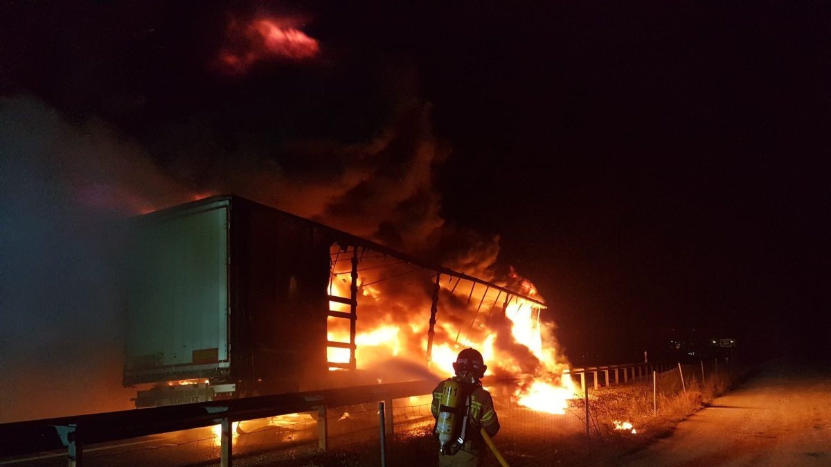 Los bomberos extinguen el fuego declarado en un camión que transitaba por la A-1.