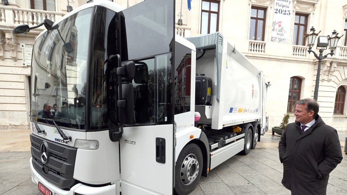 El presidente de la Diputación, Borja Suárez, contempla uno de los camiones eléctricos