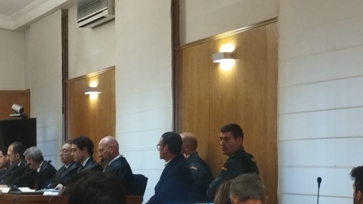 Familiares de Paloma y su hija India intentan linchar en Valladolid al autor del doble crimen en pleno juicio.