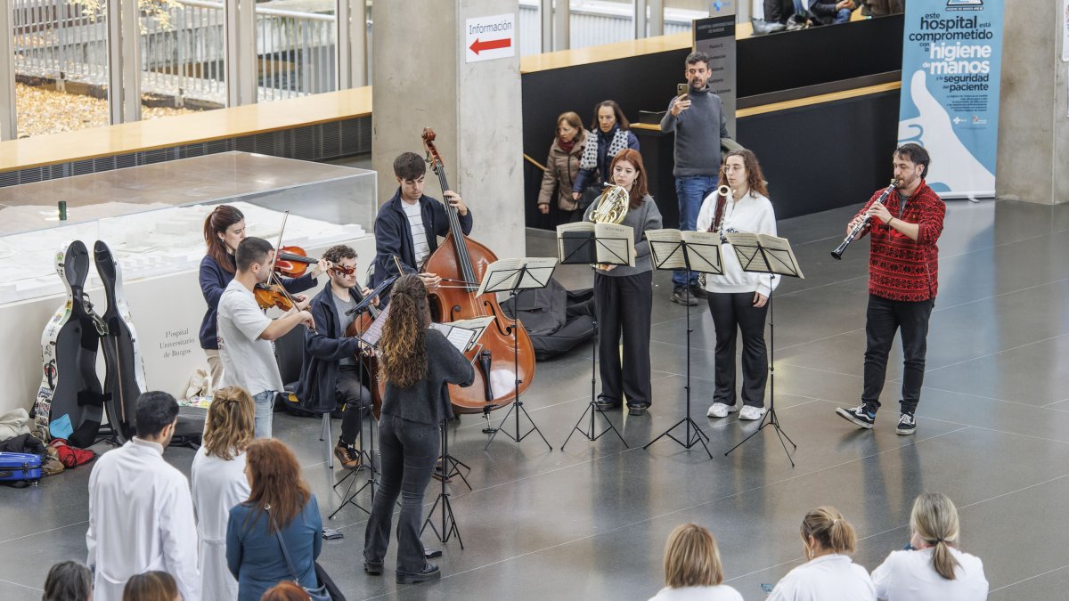 Un momento de la actuación de la OSCyL Joven en el hospital burgalés.