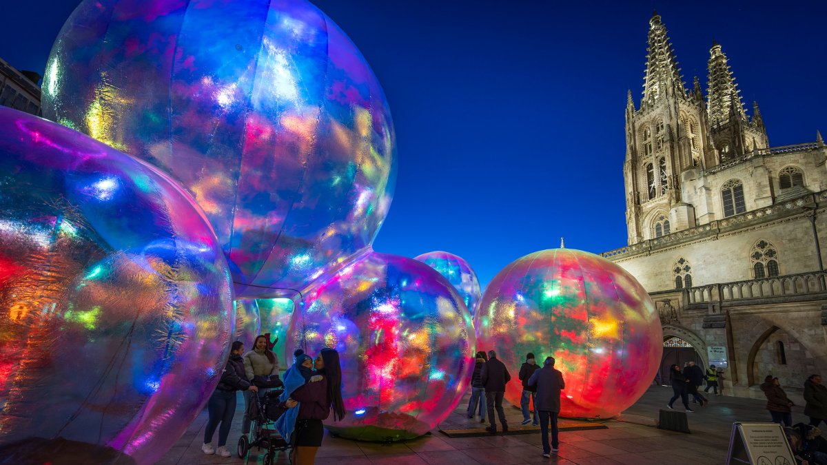 La propuesta está formada por cuatro grupos de burbujas lumínicas, junto a dos grandes esferas individuales.