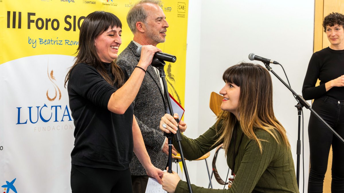 Bea Romero y Rozalén junto a Mariano Saiz, presidente de la Fundación Luctari.