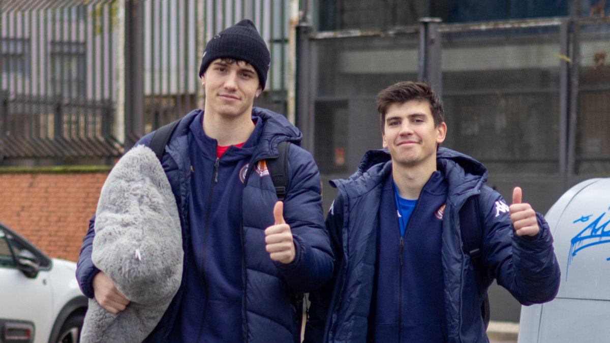Jaume Lobo y Jordi Rodríguez, a punto de coger el autobús con destino a Alicante.