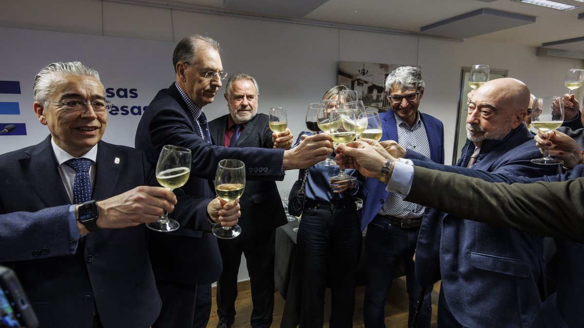 El presidente de FAE alza su copa para brindar con varios de los presentes en el acto navideño en la Casa del Empresario.