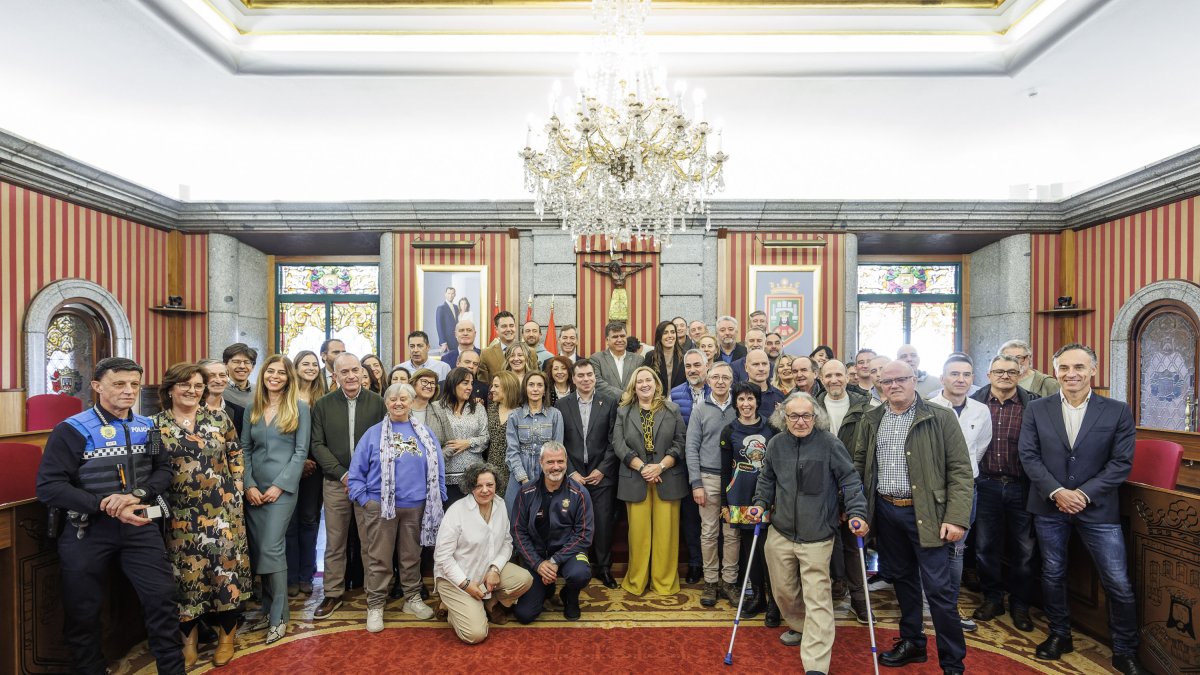 Foto de familia del personal homenajeado en el Ayuntamiento con los corporativos.
