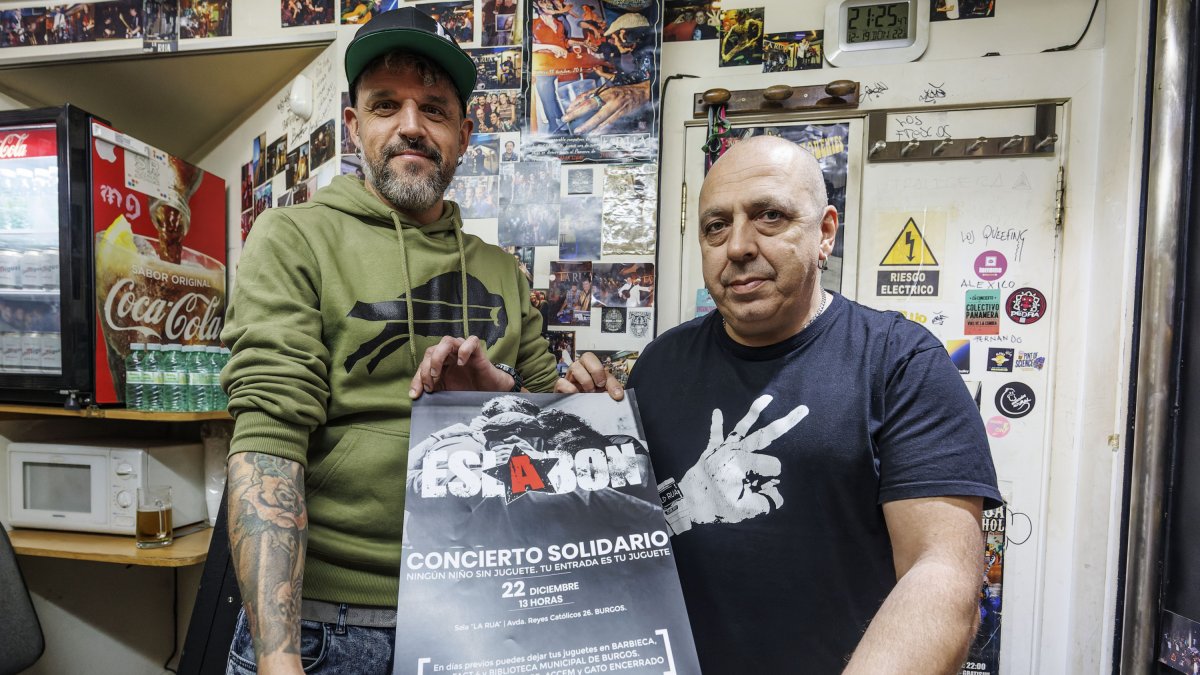 Samu Arnaiz, batería de Eslabon, y Jacho, gerente de La Rúa, con el cartel del concierto solidario a favor de Burgos Acoge y Accem.