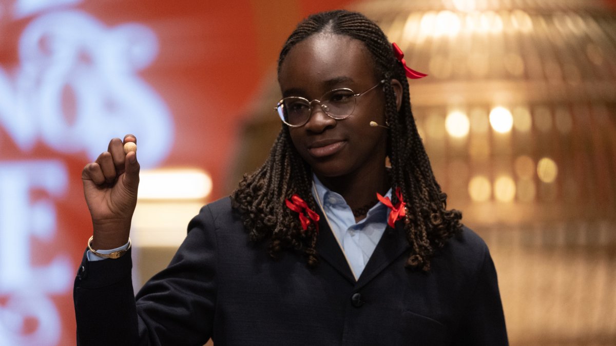 Una niña de la residencia de San Ildefonso canta un premio del Sorteo Extraordinario de la Lotería de Navidad. 