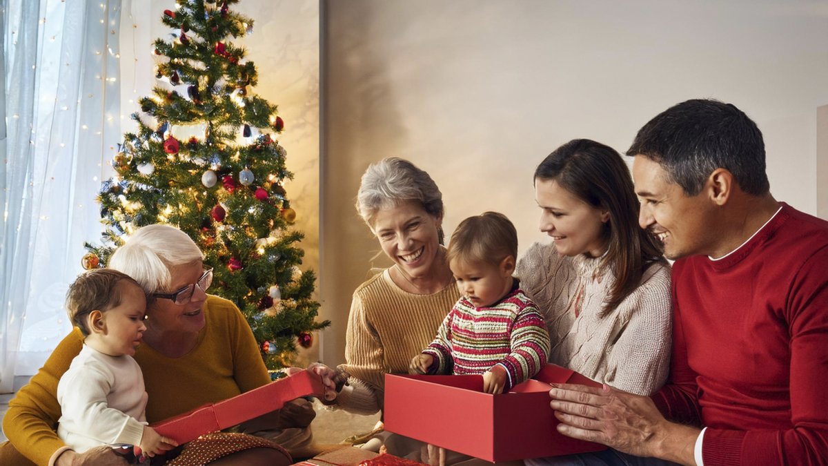 Imagen (generada con IA) de una familia abriendo sus regalos en Navidad.