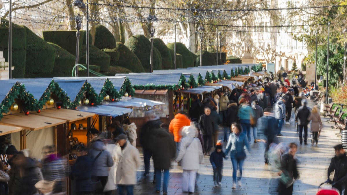 La afluencia de burgaleses y foráneos a esta cita, que llena de vida el Espolón, es permanente.