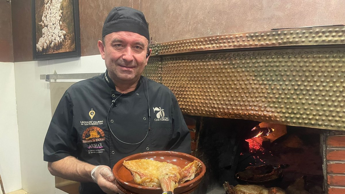 Juan Pablo es el maestro asador de Casa Florencio en Aranda de Duero