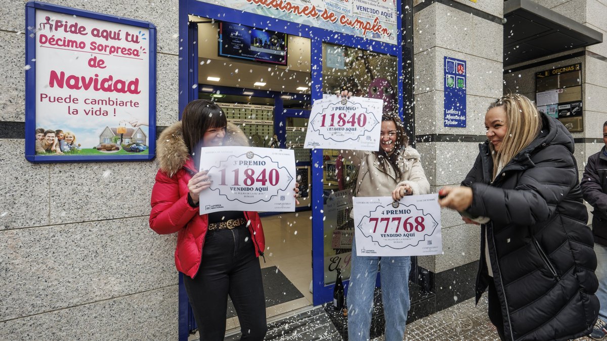 Las hermanas Beatriz, Inés y Berta Santamaría regentan desde hace 13 años el Pulpo de la Suerte y ayer repartieron dos premios del Sorteo de Navidad.