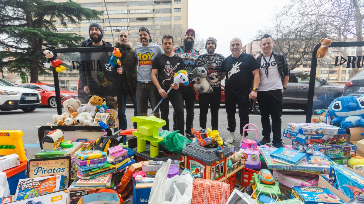 Eslabon y sus colaboradores, antes de su concierto solidario en La Rúa.