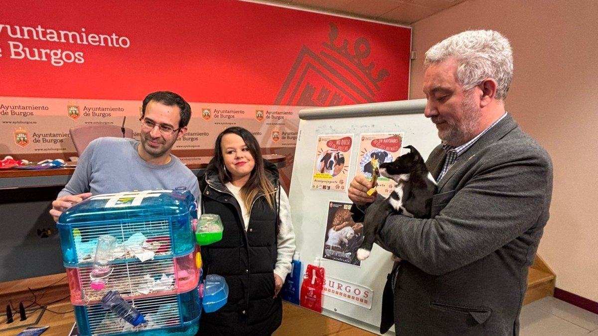 Fran Álvarez (Salvamento Animal Burgos), Ana González (Voluntarios Animales Burgos) y Carlos NIño.