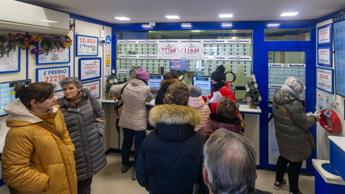 El goteo ha sido constante durante toda la jornada en las administraciones de lotería de la capital.
