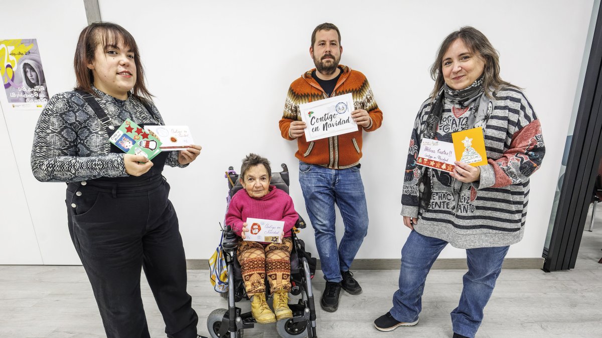 María Muriel, María Ángeles Gil, Javier Martínez y Lidia de los Mozos con postales de Navidad de Cocemfe Burgos.