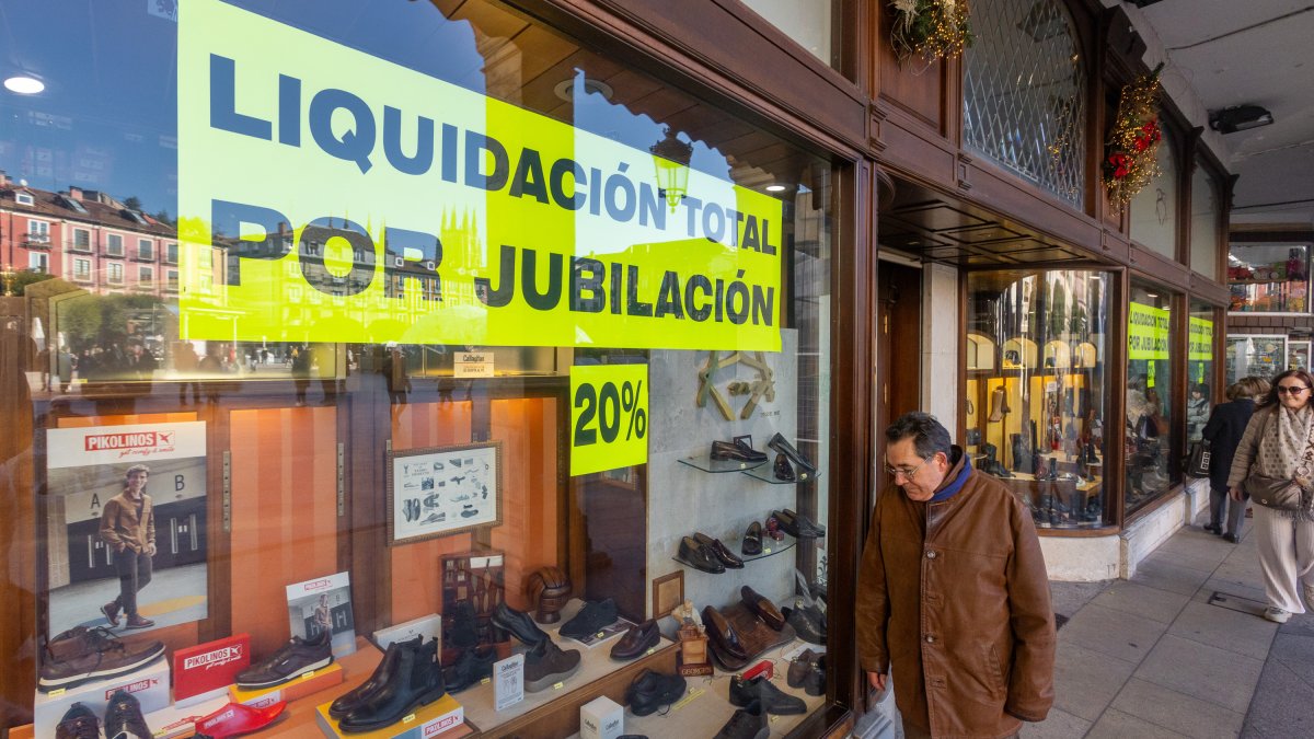 Una zapatería histórica de la Plaza Mayor, Calzados Ruiz, cerrará próximamente por jubilación, igual que Tilbury en la calle Santander.